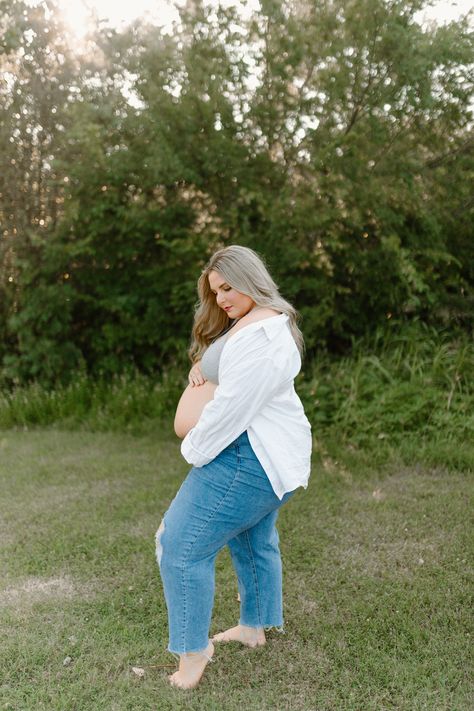 Maternity Photos For Plus Size Women, Plus Size Maternity Photoshoot Ideas, Plus Size Gender Reveal Outfit, Plus Size Maternity Photos Summer, Maternity Plus Size Fashion, Family Maternity Pictures Outfits, Maternity Photoshoot Plus Size, Plus Maternity Photography, Plus Size Maternity Photoshoot