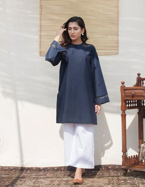 Plane Dresses Casual Pakistani, Pakistani Loose Kurta Designs, Plain Shalwar Kameez Designs For Women, Simple Short Kurta Designs, Pakistani Short Kurta Designs Women, Summer Kurta Design For Women, Plain Shirt Design For Women Pakistani, Casual Wear Dress Pakistani Summer, Pakistani Shirts Designs Casual