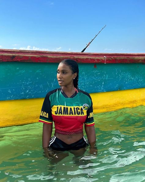 Bernice Burgos | Love from Jamaica 🇯🇲 | Instagram Jamaica Girls, Bernice Burgos, Jamaican Women, Jamaica Beaches, Adidas Outfit Shoes, Black Friday Design, Black Hair Dye, Fits For Summer, Black Photography