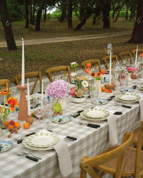 Oh, Maria Flores | Wedding Flowers in Portugal | Emily & Calvin’s tablescape (and reaction 🤓) @domaweddings @herdadedoperu @moldeweddings @bcplanning_rentals @letshair @lehautbeauty | Instagram Italian Table Decorations, Italian Backyard, Colorful Tablescapes, Backyard Dinner Party, Wedding Lunch, Vintage Table Setting, Italian Dinner Party, Hosting Dinner, Summer Baking