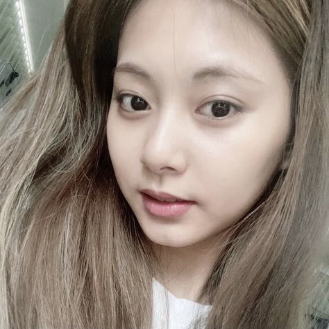 Pfp Selfie, Tzuyu Icon, Girls Korean, Makeup Icons, Chou Tzuyu, Soft Heart, Face Aesthetic, Bare Face, Tzuyu Twice