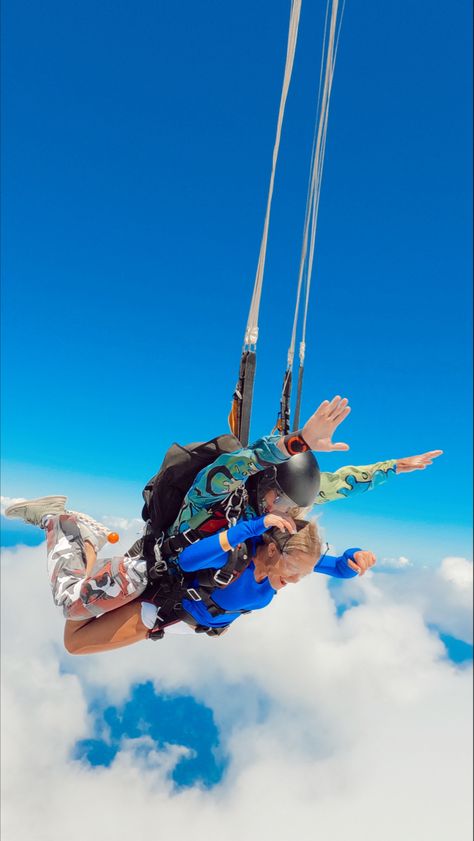 sky dive check , take me back Sky Diving Aesthetic Girl, Sky Dive Aesthetic, Sky Diving Photography, Sky Diving Aesthetic, Skydiving Aesthetic, Arte Ganesha, Sky Dive, Vision Board Pics, Sky Diving