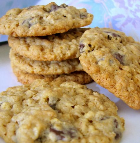 The absolute BEST Oatmeal Chocolate Chip Cookies I've ever made. Crisp on the edges and super chewy. I substitute half whole wheat flour and reduce the sugar a bit (and add less choc chips) for the kids. Everyone loves these! Moist Chocolate Chip Cookies, Chewy Oatmeal Chocolate Chip Cookies, Oatmeal Cranberry Cookies, Eggless Desserts, Eggless Recipes, Eggless Baking, Egg Free Recipes, Oatmeal Chocolate Chip, Oatmeal Chocolate