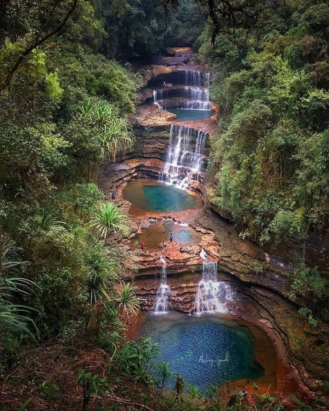 Wei Sawdong Waterfalls: Meghalaya's best-kept secret. ❤⠀ .⠀ .⠀ This amazing waterfall is situated in Cherapunjee, which is also known as Sohra in the beautiful Indian state of Meghalaya in North East. it is around 58km from the capital city of Meghalaya that will take 1.30 hrs approx from Shillong to Wei Saw dong waterfall. This is one of the most beautiful things I have ever experienced from nature.⠀ You should be physically fit to trek down to the waterfall as there are no proper stairs and it Travel India Beautiful Places, Travel Destinations In India, India Travel Places, Waterfall Photo, Travel Infographic, Shillong, Northeast India, India Photography, Adventure Travel Explore