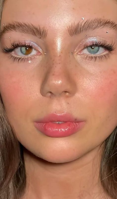 Euphoria Party Makeup, Rave Makeup Glitter, Angelic Makeup Aesthetic, Shiny Eye Makeup, Euphoria Makeup Looks, Sparkly Eye Makeup, Makeup Euphoria, Gem Makeup, Makup Looks