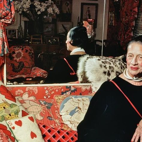 Scala Regia | Diana Vreeland at home. Jonathan Becker, 1979.  #jonathanbecker #dianavreeland #scalaregiamagazine #scalaregia | Instagram Diana Vreeland Style, Sticky Fingers, Diana Vreeland, Style Muse, Chinoiserie Chic, Chinoiserie, At Home, Apartment, Collage