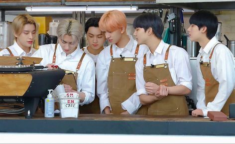 Heeseung Barista, Sunoo Barista, Enhypen Barista, Barista Outfits, Sunoo Niki, Sunghoon Sunoo, Chef Uniform, Jay, Apron