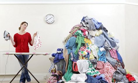 The six hacks to get your clothes wrinkle-free without using an iron Gamle T Shirts, Pile Of Clothes, Umgestaltete Shirts, Things To Make, Upcycle Recycle, Tshirt Crafts, Old Clothes, Old T Shirts, Diy Couture