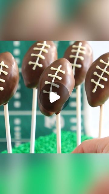 Food Network on Instagram: "Turn store-bought cookies into the cutest football-shaped cookie pops 🏈😋 Recipe link in bio!" Cookie Pops Recipe, Football Cake Pops, Store Cookies, Lofthouse Sugar Cookies, Football Party Foods, Football Cookies, Cookie Balls, Plating Presentation, Joy Of Baking