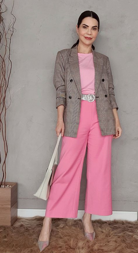 Outfits With Striped Shirts, Outfit Informal, Colour Combinations Fashion, Look Rose, Pink Trousers, Outfit Primavera, Fashion And Beauty Tips, Outfit Formulas, Refashion Clothes