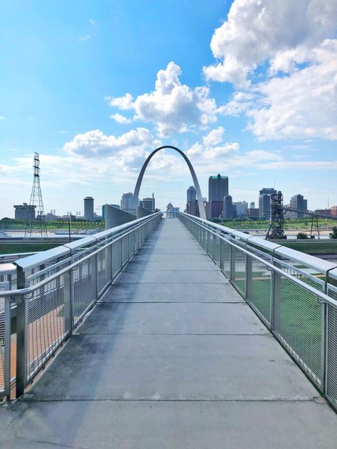 Best View of the Gateway Arch in St. Louis, Missouri | Buy the Plane Ticket Gateway Arch Pictures, St Louis Arch Picture Ideas, St Louis Missouri Aesthetic, St. Louis, St Louis Aesthetic, Hockey Projects, Stl Arch, Arch St Louis, Saint Louis Arch