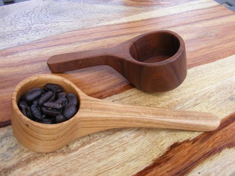 Wooden Spoon Carving, Wood Spoon Carving, Mason Jar Lanterns, Wood Carving For Beginners, Woodworking School, Carved Spoons, Spoon Carving, Jar Lanterns, Cool Wood Projects