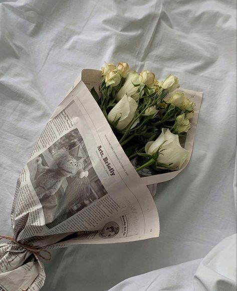 Newspaper Flowers, Paper Bouquet, Nothing But Flowers, Flower Therapy, Classy Aesthetic, Diy Bouquet, Foto Ideas Instagram, White Aesthetic, Green Aesthetic