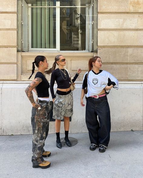 Snake Print Outfit, Streetwear Lookbook, Chic Tank Tops, Doctor Outfit, Streetwear Inspo, Fits Inspo, Baggy Shorts, Shorts Outfit, Fashion Friends