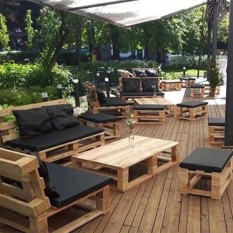 Outdoor Restaurant Patio, Pallet Furniture Designs, Outdoor Restaurant Design, Garden Decoration Ideas, Beautiful Home Gardens, Desain Pantry, Pallet Patio Furniture, Pallet Patio, Garden Decor Ideas