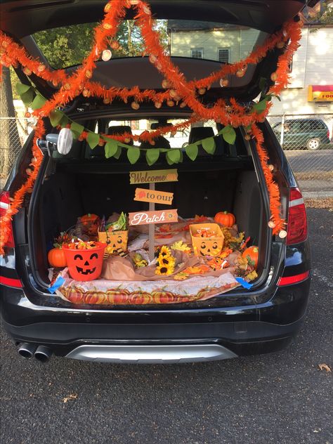 Trunk or Treat - Pumpkin Patch Theme. Found it all at the Dollar Tree. Pumpkin Patch Theme, Trunker Treat Ideas, Diy Gift Bow, Pumpkin Patch Kids, Trunk Or Treat Ideas, Halloween Decor Diy, Halloween Wallpaper Cute, Halloween Treats For Kids, Student Christmas Gifts