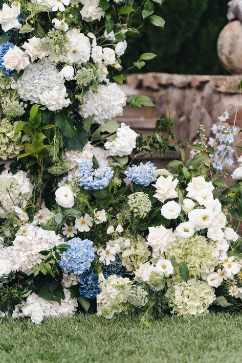 Green Hydrangea Wedding, Contemporary Wedding Flowers, Mona Farm, Chuppah Flowers, Blue Reception, Luxury Flower Arrangement, Simple Wedding Bouquets, Floristry Design, Blue White Weddings