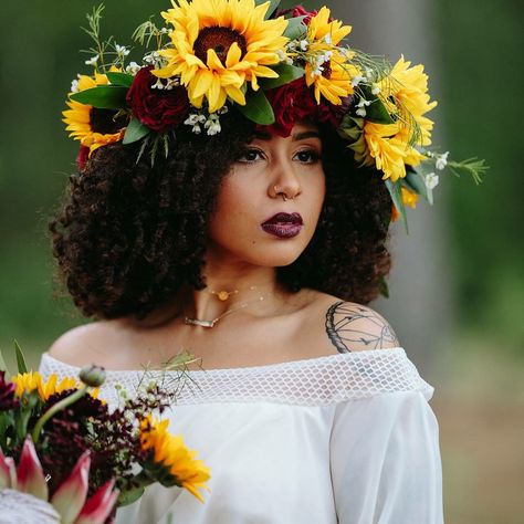 Boho flower crown of sunflowers by Swanky Occasions Sunflower Crown Diy, Sunflower Crown Wedding, Hairstyles With Sunflowers, Sunflower Flower Crown Wedding, Sunflower Wedding Crown, Flower Crown Photoshoot, Flower Crown Wedding Brown Hair, Flower Crown Sunflower, Curly Hair Flower Crown