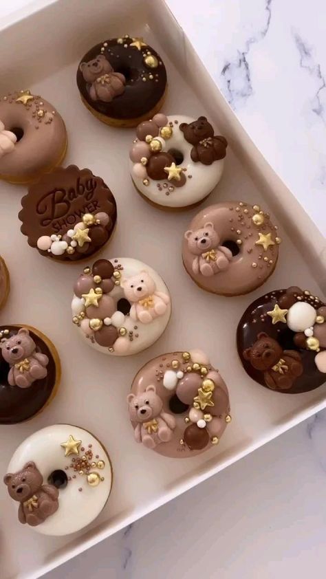 Creative Cake Designs, Donat Glaze, Baby Shower Cake Ideas, Mini Donut Recipes, Donut Ideas, Donut Decorating Ideas, Fancy Donuts, Donuts Gourmet, Kue Macaroon