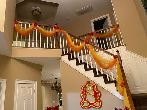 Shadi Ka Ghar Decoration, Railing Decorations For Wedding, Stairs Wall Decor Ideas, Stairs Wall Decor, Stairs Decoration, Haldi Ceremony Decorations, Hall Decorations, Home Flower Decor, Wedding Hall Decorations