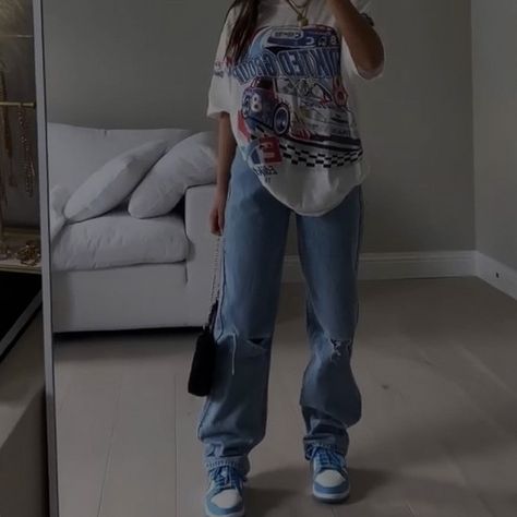 Light Blue Ripped Jeans Outfit, Baggy Jeans And Baggy Shirt, Ripped Jeans Inspo, Blue Ripped Jeans Outfit, Baggy Ripped Jeans Outfit, Baggy Shirt Outfit, Outfits With Baggy Jeans, Light Ripped Jeans, Baggy Tshirt