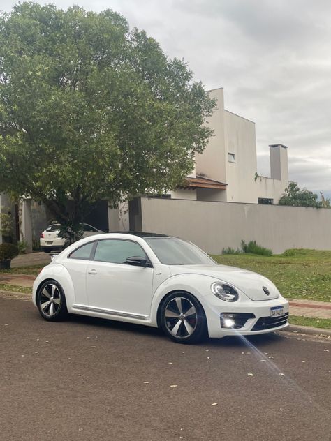 White Volkswagen Beetle, White Beetle, Beetle Girl, Beetle 2012, Mom Car, Car Kit, Body Workout Plan, Classy Cars, Vw Bug