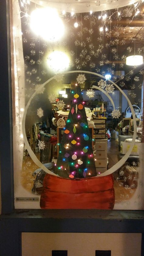 Snowglobe Window Display, December Window Display Preschool, Snow Globe Window Display, Xmas Windows, Retail Window Display, Christmas Store Displays, Holiday Retail, Christmas Window Decoration, Xmas Window