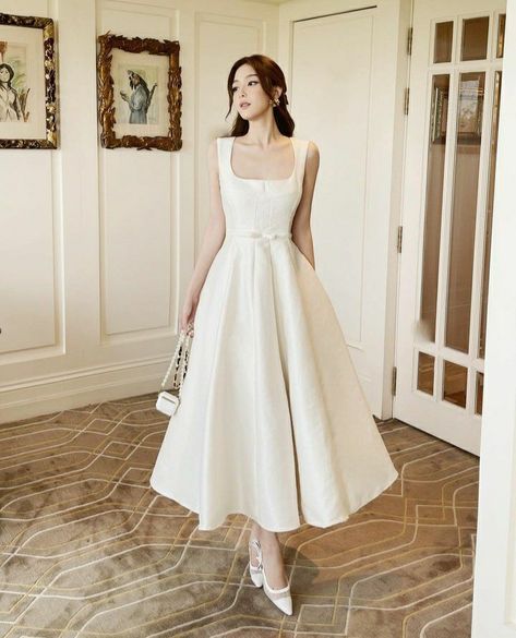 White Dress Graduation Classy, Dress For Graduation University, Convocation Outfit Graduation, Vintage Outfits Dresses, Modest Girly Outfits, Plain Wedding Dress, Blazer Outfits Casual, Minimalist Wedding Dresses, Gown Inspiration