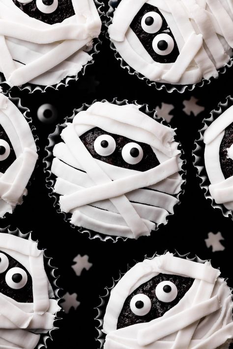 Hollowen Cupcakes Ideas, Halloween Bat Cupcakes, Halloween Cakes Cute, Cupcake For Halloween, White Halloween Cupcakes, Halloween Cupcakes Frankenstein, Halloween Kids Cupcakes, Spooky Dishes Halloween Foods Easy, Lemon Halloween Cupcakes