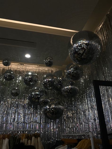 Mirror Ball Balloons, Black And Silver Theme Party Decoration, House Of Balloons Party Theme, Black White And Silver Party Decorations, Silver Birthday Party Ideas, Mirror Ball Birthday, House Of Balloons Party, House Of Balloons Aesthetic, Silver Party Theme