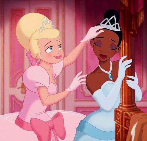 Friends lift each other up Disney Princess Together, Disney Duos, Tiana And Naveen, Princesa Tiana, Disney Princess Tiana, Disney Crossover, Best Friend Day, Anime Maid, Princess And The Frog