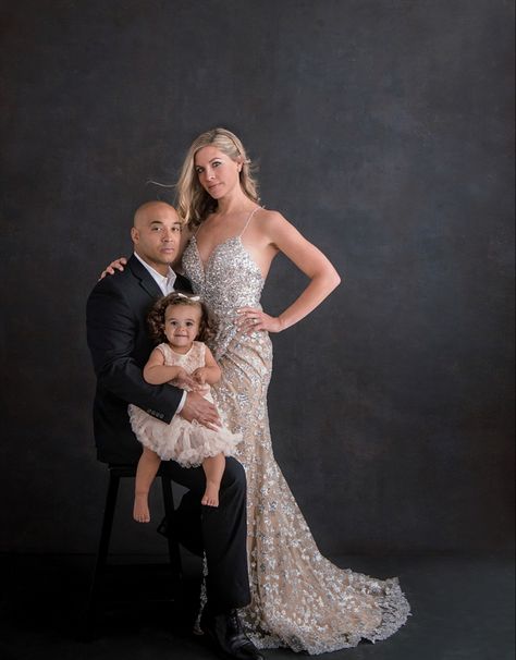 Glam Family Photoshoot Studio, Diy Christmas Family Photo, Glam Family Photos, Formal Family Photos, Glam Family Photoshoot, Family Portraits Studio, Family Portrait Photography Poses, Studio Family Portraits, Family Photo Studio