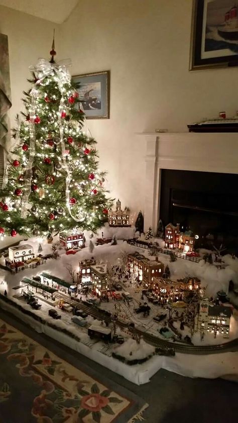 Christmas Village With Train Display, Christmas Train Display, Lemax Christmas Village Display, Diy Christmas Village Displays, Christmas Tree Village Display, Christmas Tree Train, Christmas Tree Village, Christmas Diorama, Lemax Christmas Village