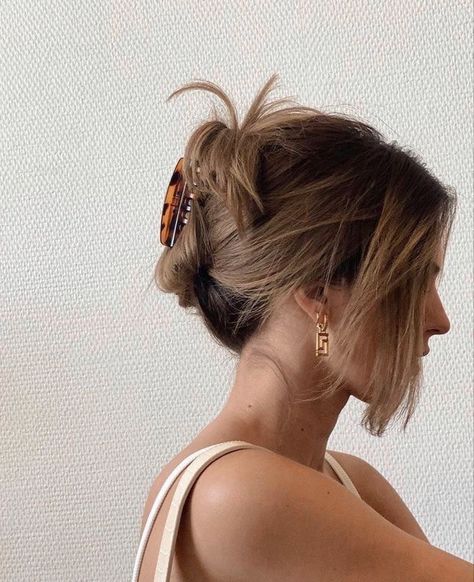 Empower Your Look: Hairstyles for Women Gold Brown Hair, Hair Clips Aesthetic, Honey Brown Hair, Short Hair Lengths, Clip Hairstyles, Honey Hair, 90s Hairstyles, Hair Dye Colors, Claw Clips