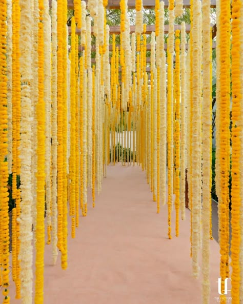 Marigold everywhere, perfect amalgamation of white and orange flowers #pellikodukudecoration #pellikodukudecorationathome #pellikodukudecorationbutta #pellikodukudecorideas #pellikodukufunctiondecorationathome #pellikodukubackgrounddecoration #pellikodukufunctiondecoration #pellikodukuceremonydecoration #pellikodukustagedecoration #pellikodukufunctiondecor #pellikodukudecorathome #pellikodukufunction Marigolds Wedding Decoration, Marigold Indian Wedding, Marigold Flower Wedding, Marigold Mandap, Marigold Wedding Flowers, Marigold Flower Decoration, Marigold Wedding Decoration, Yellow Theme Wedding, Marigold Decor