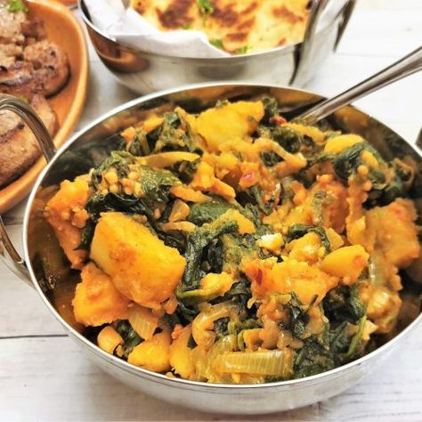 Easy saag aloo (spinach and potato curry) - Foodle Club Saag Aloo Recipe, Sag Aloo, Saag Paneer Recipe, Spinach And Potato Recipes, Monkey Gland, Tandoori Lamb, Saag Aloo, Saag Recipe, Aloo Recipe