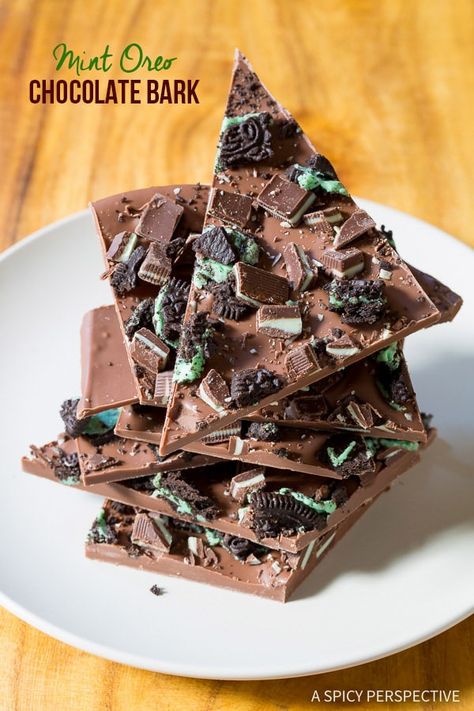 Easy to make Mint Oreo Chocolate Bark Recipe with only 3 Ingredients! A perfect fast holiday treat for parties, edible gifts, and cookie exchanges. Mint Oreo Bark, Oreo Bark, Mint Desserts, Edible Christmas Gifts, Chocolate Bark Recipe, Most Pinned Recipes, Mint Oreo, Oreo Chocolate, Candy Bark