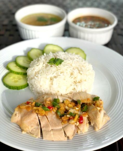 KHAO MAN GAI (THAI CHICKEN AND RICE) Chicken And Rice Healthy, Khao Man Gai Recipe, Thai Chicken And Rice, American Mac And Cheese, Khao Man Gai, Thai Basil Beef, Rice Healthy, Liver And Onions, Hainanese Chicken