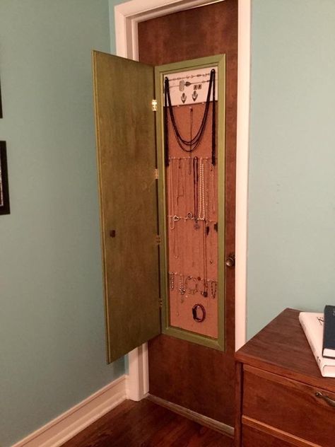 Turn a Hollow Closet Door into a Mirror with Jewelry Hanging Panel behind it Jewelry Door, Cheap Closet, Jewelry Storage Diy, Closet Drawers, Hanging Jewelry Organizer, Jewelry Organizer Diy, Door Makeover, Bedroom Doors, Jewelry Storage