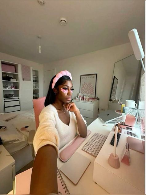 Black Women Office Aesthetic, Black College Girl Aesthetic Studying, Black Girls Studying, College Aesthetic Black Women, Personal Assistant Aesthetic, Clean Girl Aesthetic Black Women, Life Goals Future, Pink Lifestyle, Medical School Inspiration