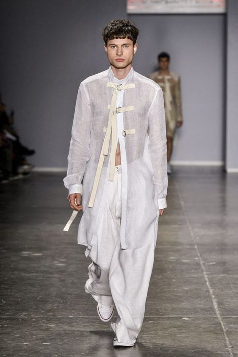 Sao Paulo Fashion, Gender Neutral Fashion, Masc Fashion, Sweater Vest Outfit, F Men, High Fashion Men, Genderless Fashion, White Clothes, Best Mens Fashion