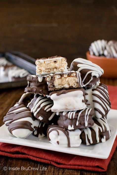 Buckeye Pretzels, Salted Caramel Pretzel Bark, Peanut Butter Buckeyes, Superbowl Desserts, Christmas Candy Easy, Easy Christmas Candy Recipes, Salty Treats, Peanut Butter Pretzel, Butter Balls