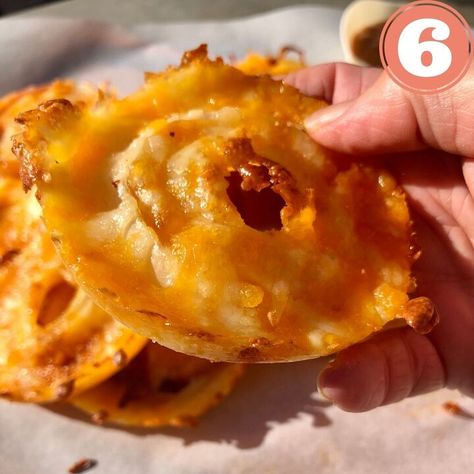 Easy Keto Onion Rings With Cheese | Foodtalk Onion Ring With Cheese, Pizza Onion Rings, Onion Ring Appetizer, Low Carb Cheesy Onion Ring Chips, Cheesy Onion Ring Chips, Cheese Bacon Onion Rings, Onion Cheese Chips, Onion Cheddar Chips, Keto Onion Rings Air Fryer