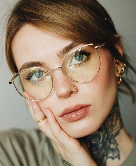 Frames For Round Faces, Glasses Women Fashion Eyeglasses, Glasses For Oval Faces, Glasses For Round Faces, Cute Glasses Frames, Classy Glasses, Glasses Outfit, Fancy Glasses, Glasses Inspiration