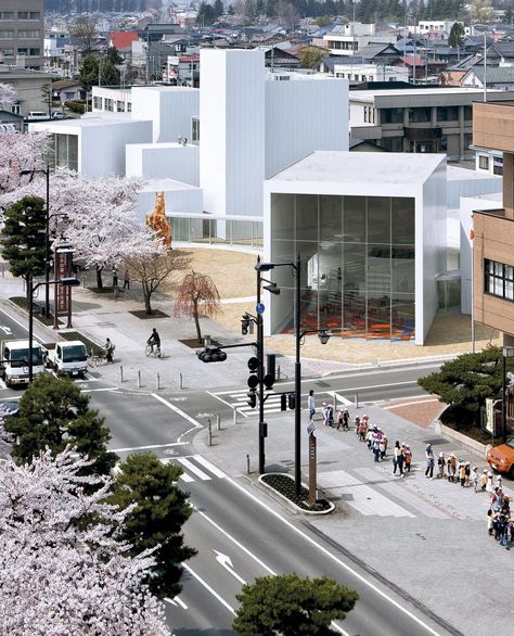 Centro de arte Towada, Aomori @ Iwan Baan Glass Corridor, Aomori Japan, Tokyo Guide, Ryue Nishizawa, Outdoor Artwork, Japan Guide, Spatial Relationships, Aomori, Urban Fabric