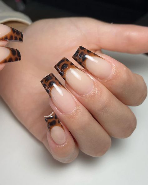 Black And Gold Cheetah Nails, Brown Snake Nails, Brown And Black Nail Designs, Brown Zebra Nails, Fall Nail Inspo Short Square, Black And Brown Nails Design, Brown Crocodile Nails, Brown Croc Nails, Brown Halloween Nails