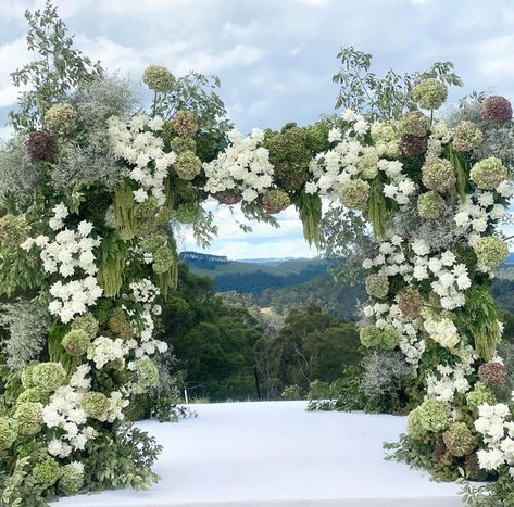 Wedding Gate, White Wedding Arch, Dream Wedding Decorations, Wedding Planning Decor, Modern Flower Arrangements, Wedding Venue Decorations, Dream Wedding Ideas Dresses, Ceremony Arch, Ceremony Flowers