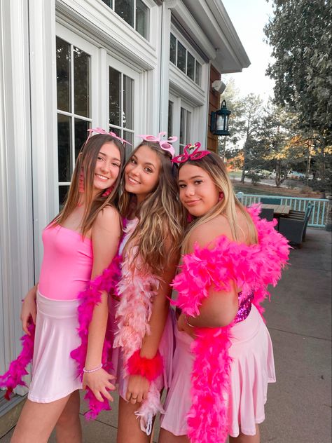 Flamingo Halloween Costume, Flamingo Halloween, Flamingo Outfit, Carnaval Outfit, Flamingo Costume, Cute Group Halloween Costumes, Pink Jellyfish, Trio Halloween Costumes, Birthday Outfit For Women