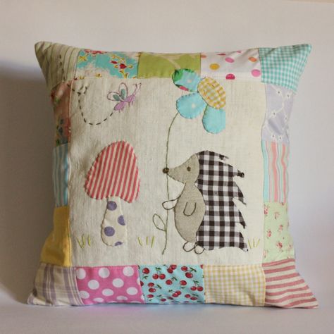 Roxy Creations: Sweet applique pillows made Applique Cushions, Sewing Cushions, Applique Pillows, Patchwork Cushion, Pretty Pillow, Patchwork Pillow, Sewing Pillows, Mushroom Design, Cute Pillows