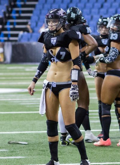 Ladies Football League, Sport Cricket, Female Crossfit Athletes, Lingerie Football, Football Pads, Dancing Fitness, Female Football Player, Legends Football, American Football Players